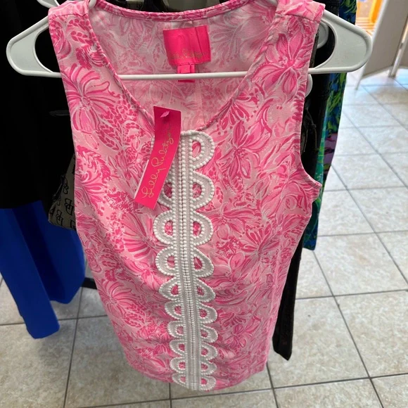 Lilly Pulitzer foxy llama set of top and shorts - Picture 4 of 5